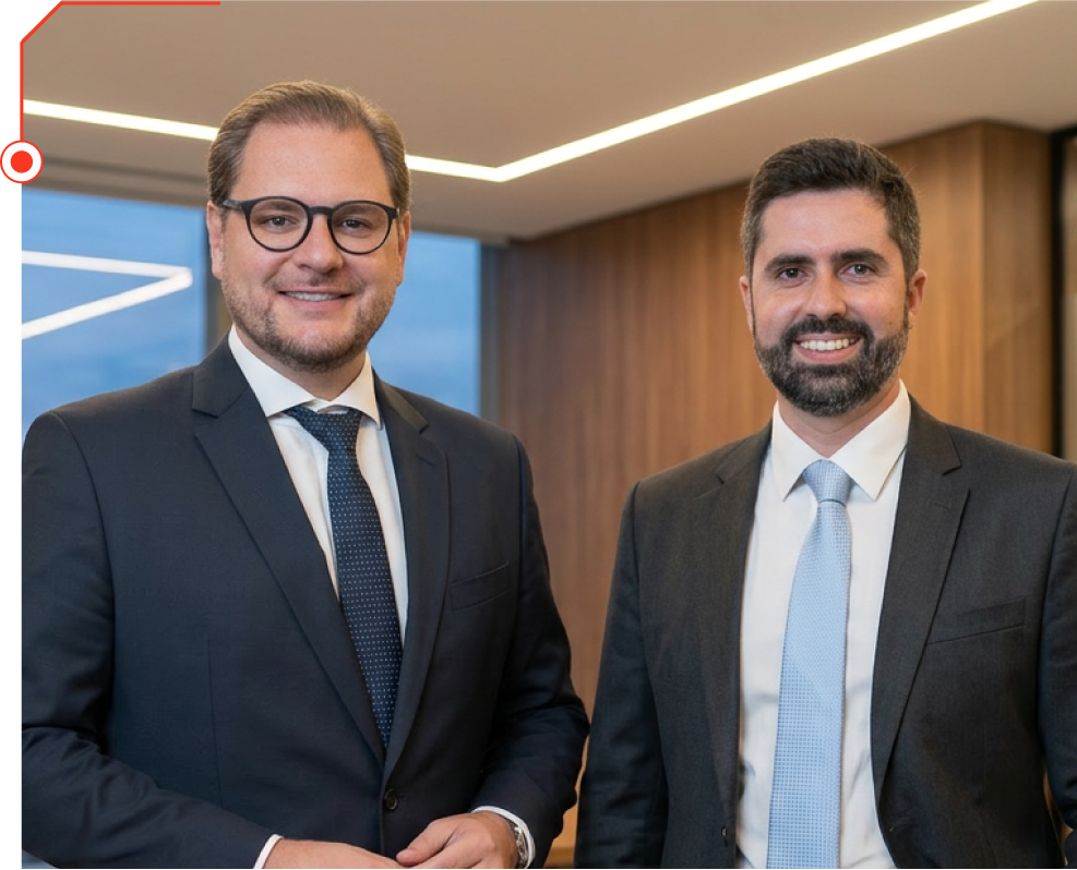 Imagem do Rodrigo e Renato em fundo coportativo